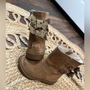 UGG KIDS TILLEE BOW BOOTS -CHESTNUT SUEDE -KIDS US 7C